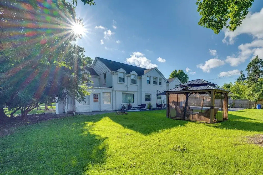 Luxurious Detroit Home - Walk to Golf and Park!