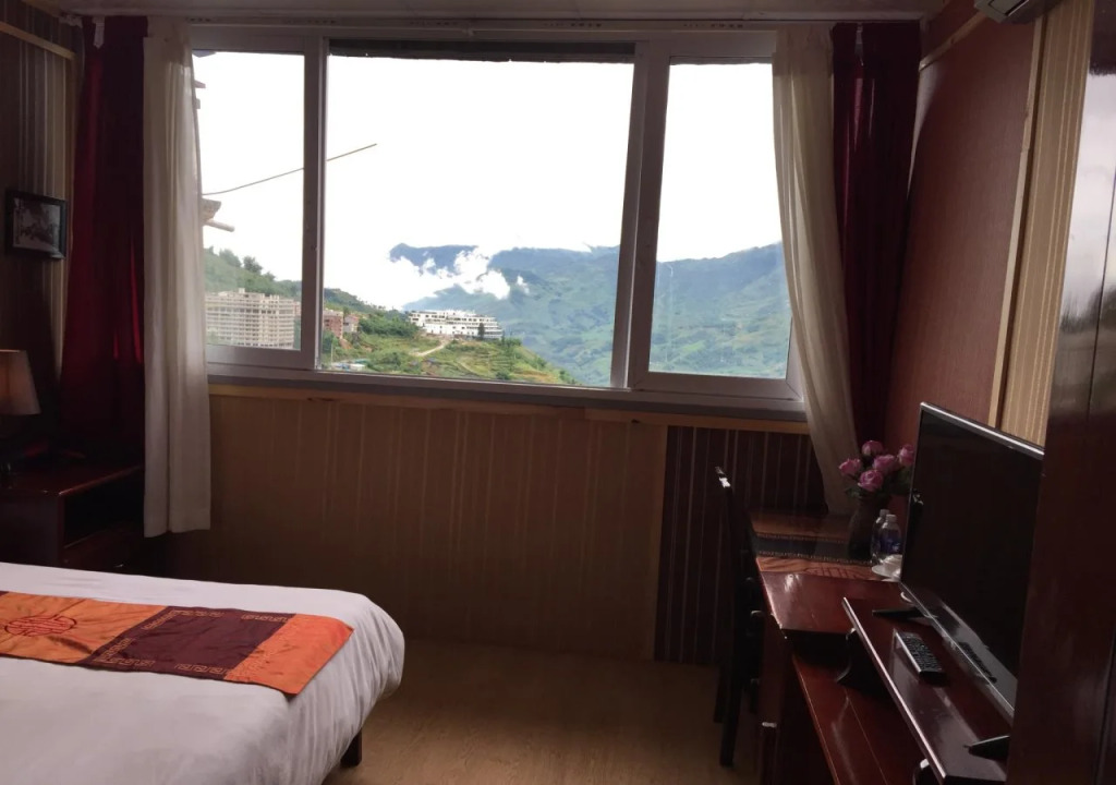 Cat Cat Sunrise Hotel