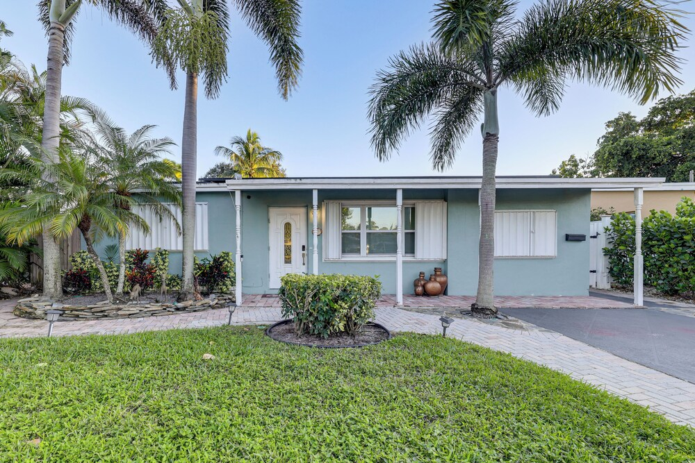 1 Mi to Beach: Sunny Lantana Cottage w/ Pool!
