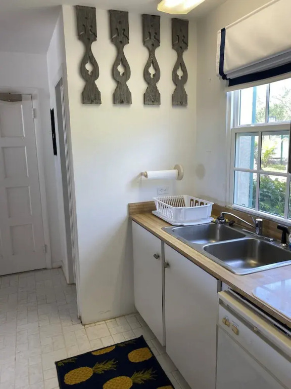 Coastal Chic: Stylish Condo On Windermere Beach