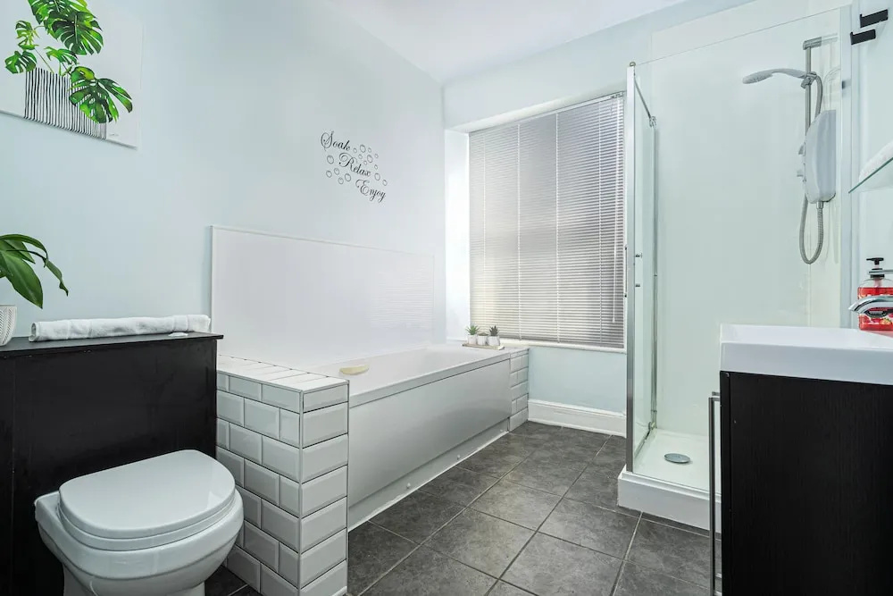 JOIVY Charming 4-Bed House Near The Hoe Park