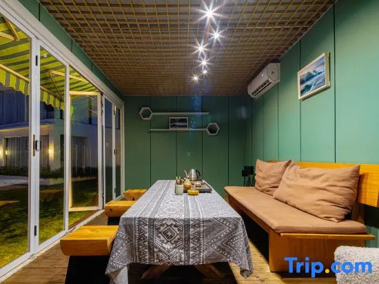 The mountain and the water embrace the Pleasant Bay Homestay