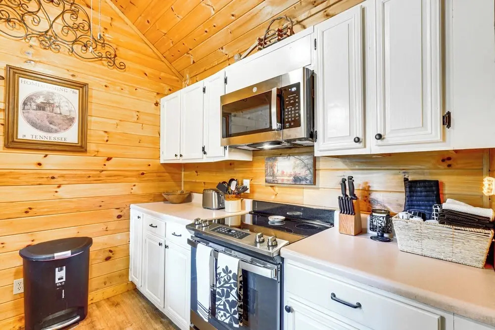 'bear Acres Getaway' Cabin w/ Deck in Townsend!