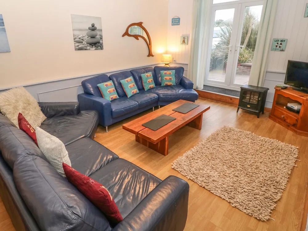 38 Plas Darien. Peredur Suite