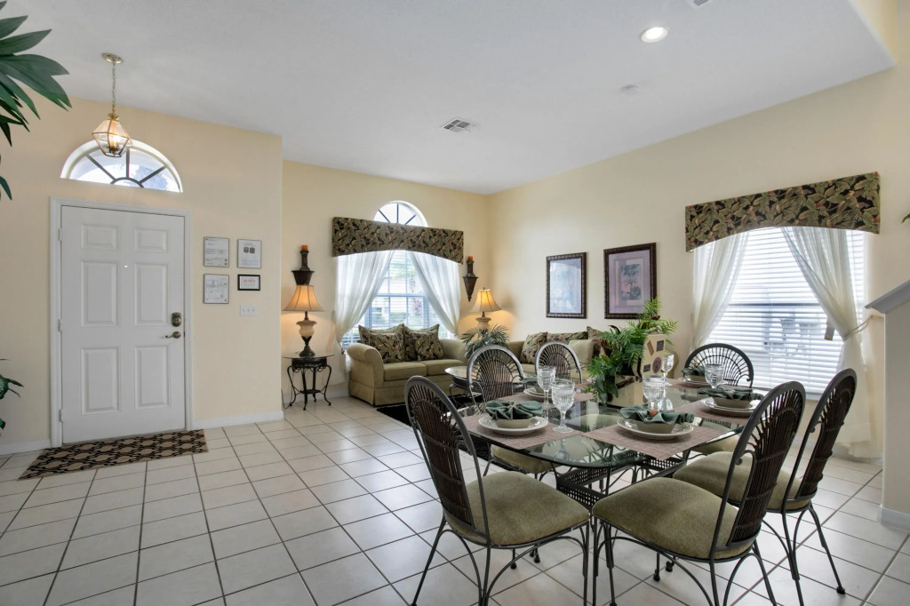 Tropical and Peaceful This 5 bed With Pool Spa