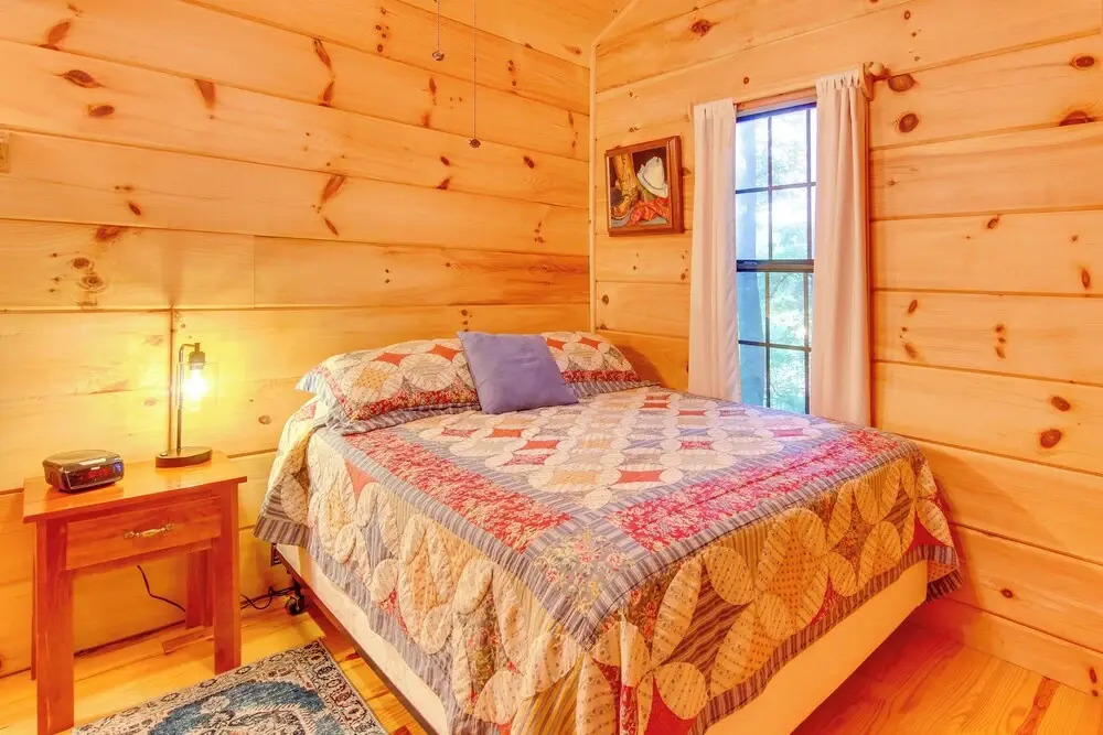 Hendersonville Creekside Cabin: Near Dupont Forest