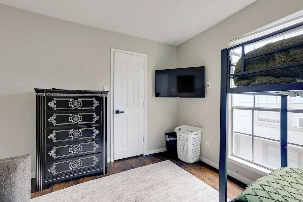 4 Mi to Iah: Suburban Houston Townhome