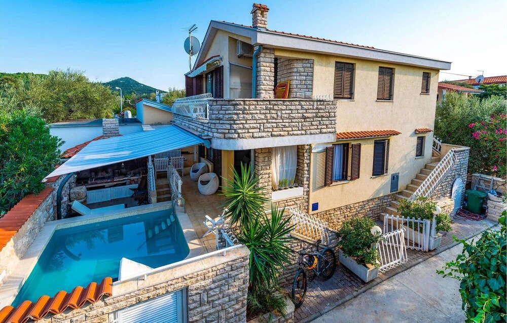 Awesome Apartment in Zdrelac With 3 Bedrooms, Wifi and Outdoor Swimming Pool