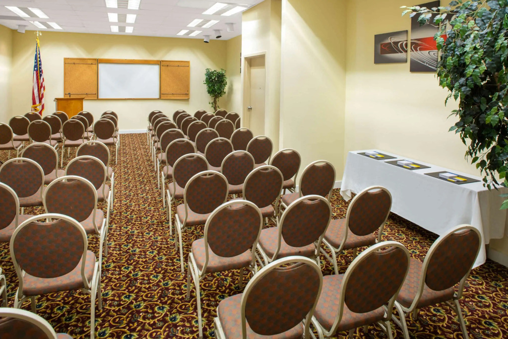 Days Inn & Suites by Wyndham Tallahassee Conf Center I-10