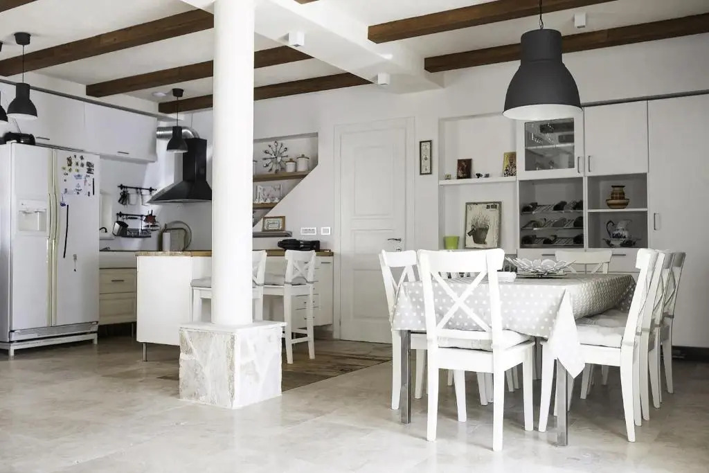 Luxury 6 bedroom house on waterfront