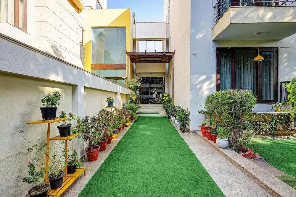 Fabhotel B Stays