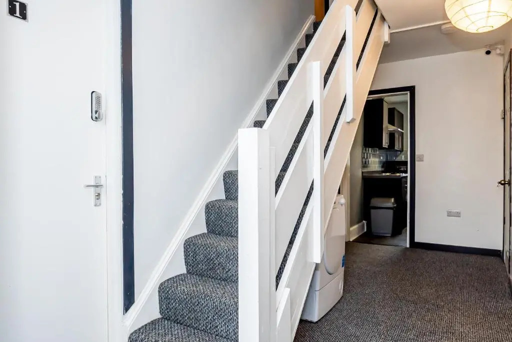 Shirley House 3, Guest House, Self Catering, Self Check in with Smart Locks, Use of Fully Equipped Kitchen, close to City Centre, Ideal for Longer Stays, Walking Distance to BAT, 20 min Drive to Fawley Refinery, Excellent Transport Links