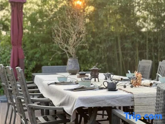 Nest Bar B & B