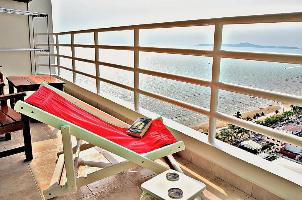 Large Studio,Fantastic Sea View, 55 m2 Jomtien beach.100m Beach. Swimming Pool.