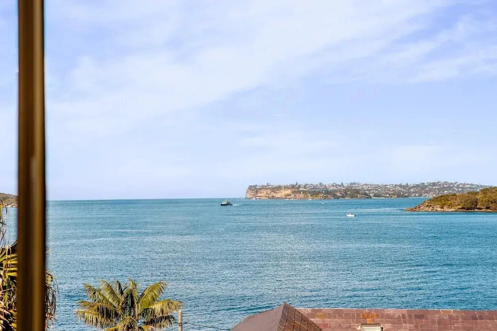 Fairlight 2-bed Apartment Steps From the Beach