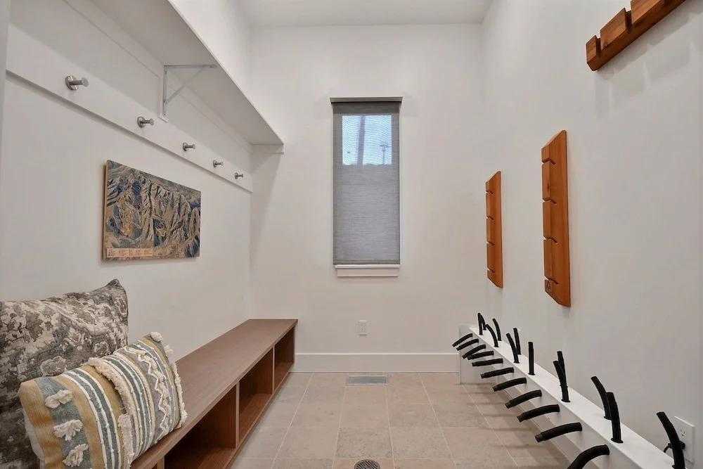 Huge & Newly Constructed 5br/5ba -private Hot Tub! 5 Bedroom Condo by RedAwning