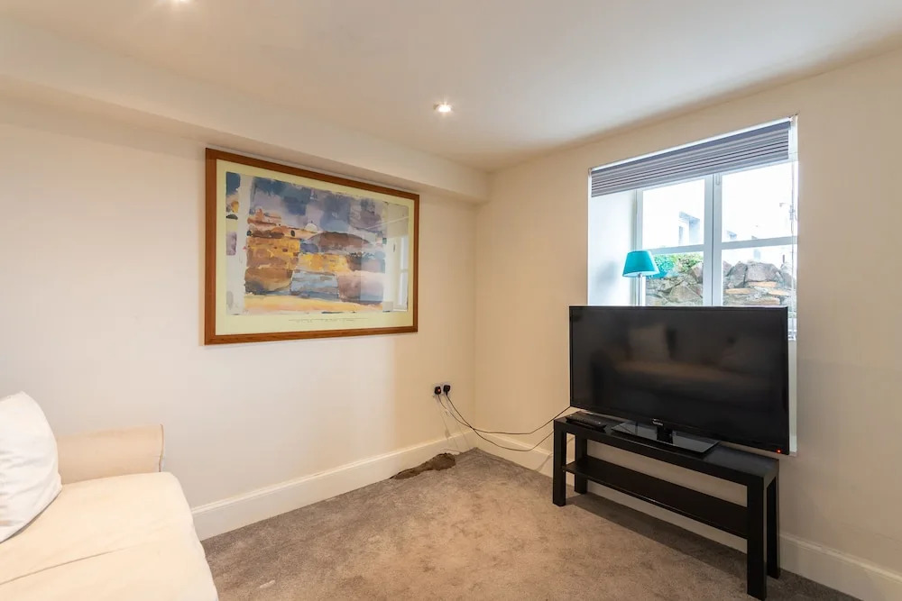 Cellardyke 3-bed Cottage, Sleeps 6 by Seafront