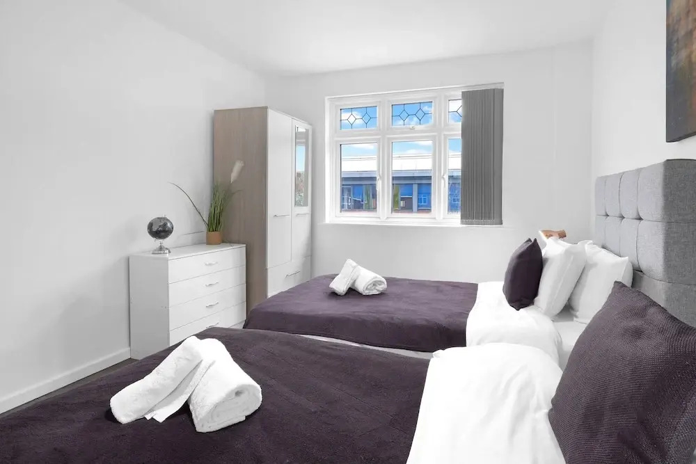 Spacious 5BR 3BA Serviced Hse in Croydon