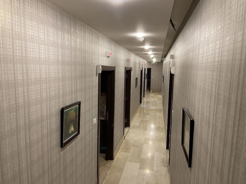 7 Days Hotel