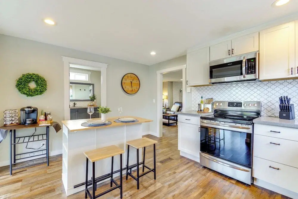 1 Mi to Historic Dtwn: Dog-friendly Everett Home!