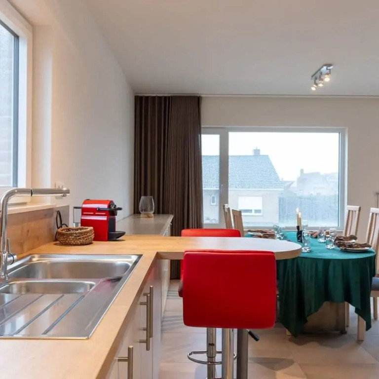 Spacious Getaway Close to the Beach and Airport