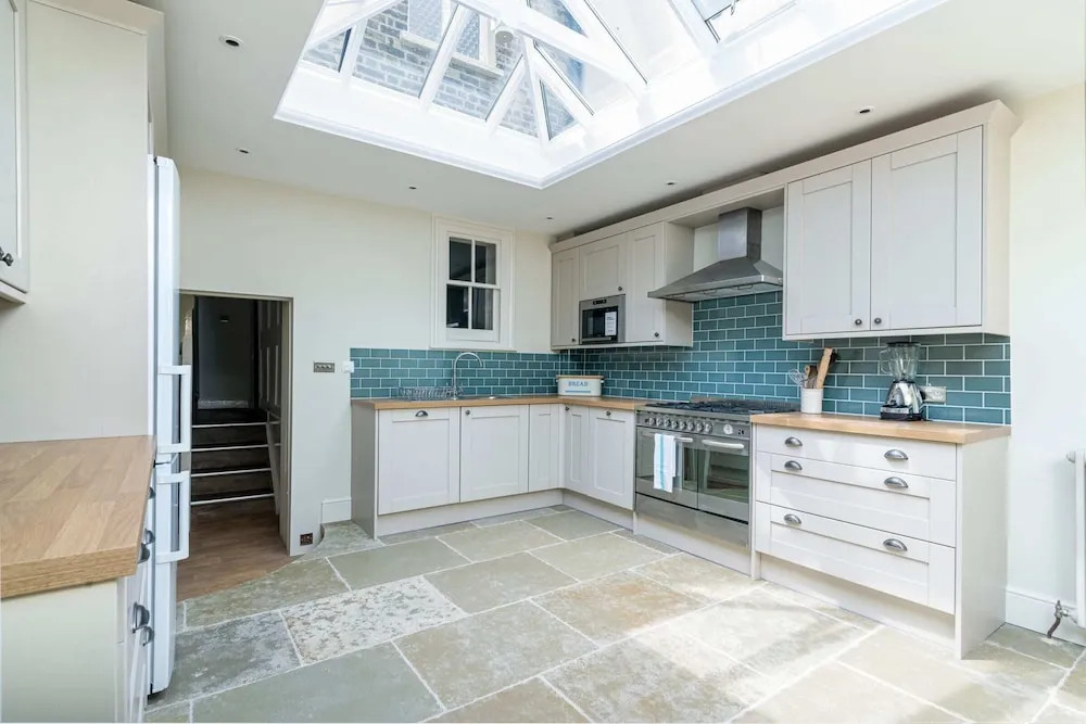 Marvelous 3BR Kennington House w Garden by GuestReady