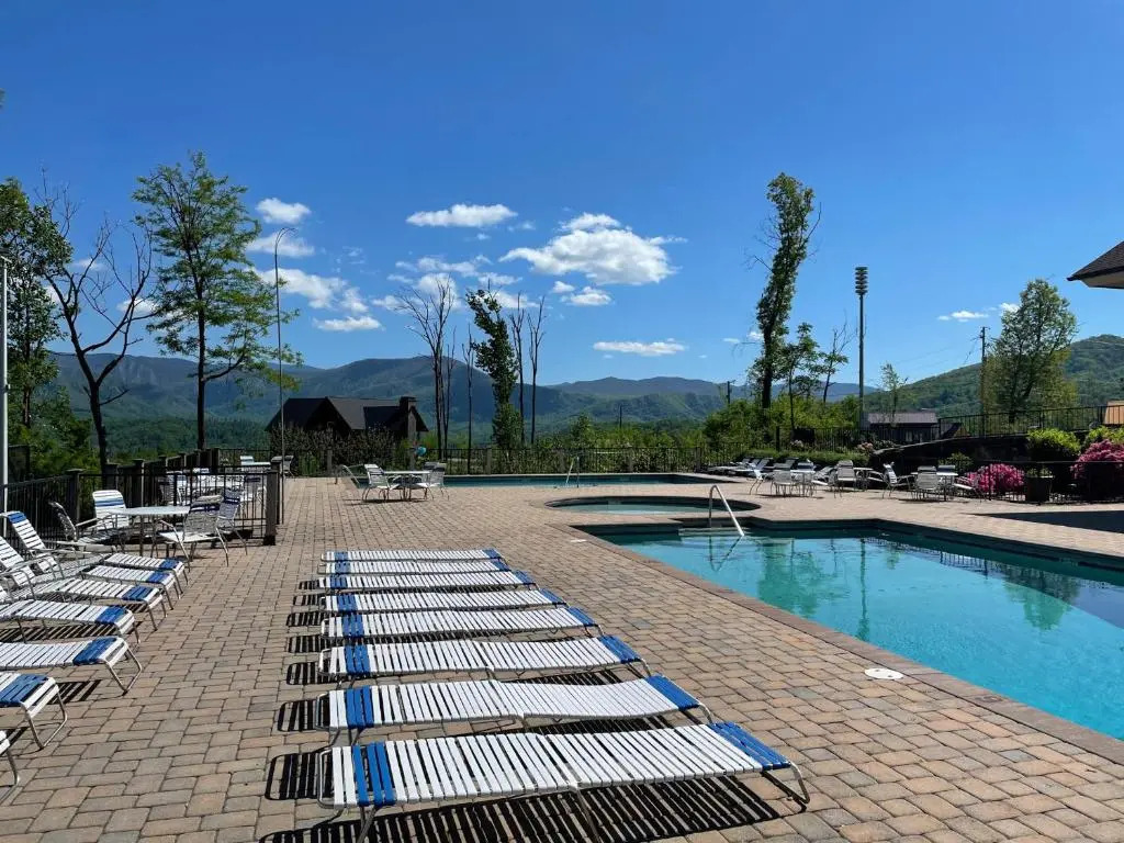 Bear View Chalet with hot tub and near Ober