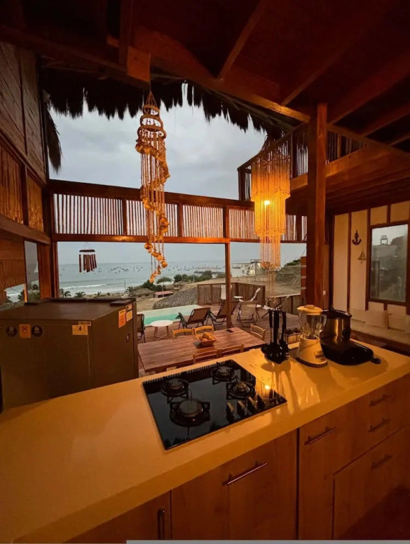 w Beachside 8BR Villa in Punta Veleros