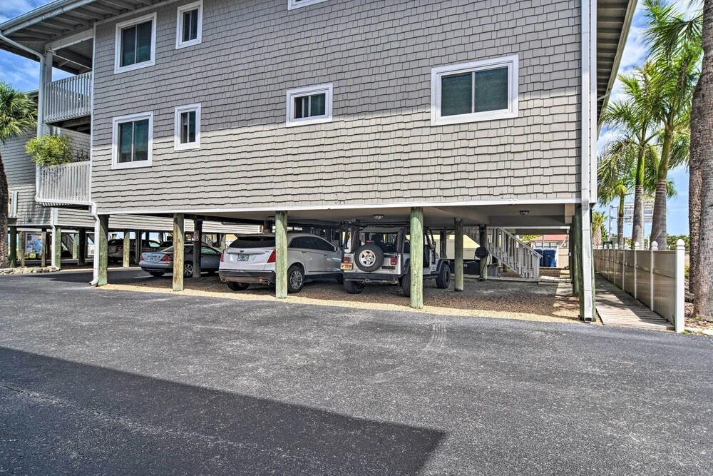 Outdoor Dining, Steps to Sand: Indian Shores Condo