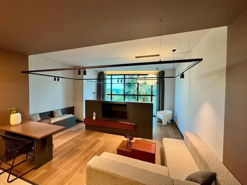 Zins Luxury Apartment 02