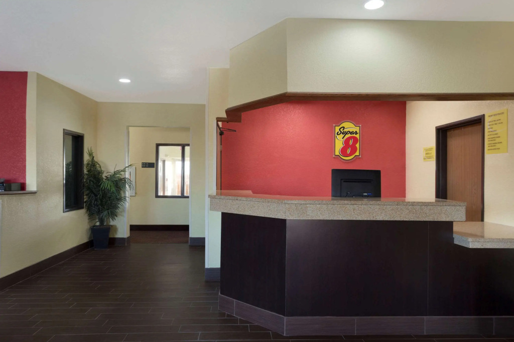 Super 8 by Wyndham Lees Summit