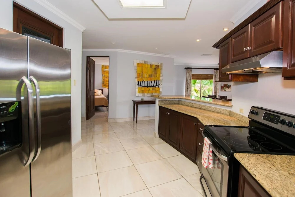 Recently Renovated Luxury Condo with Resort-Style Beach Club Access and Ocean Views