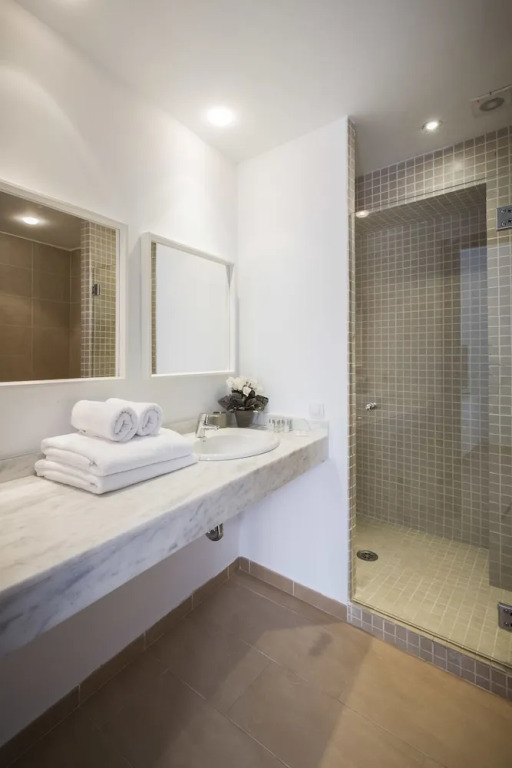 Residence by G Confraria de Sant Miquel 2