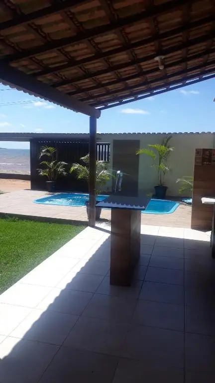 Casa de praia de frente para o mar com piscina