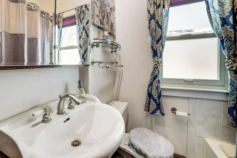 Private Hot Tub & Patio! Chicagoland Extended Stay