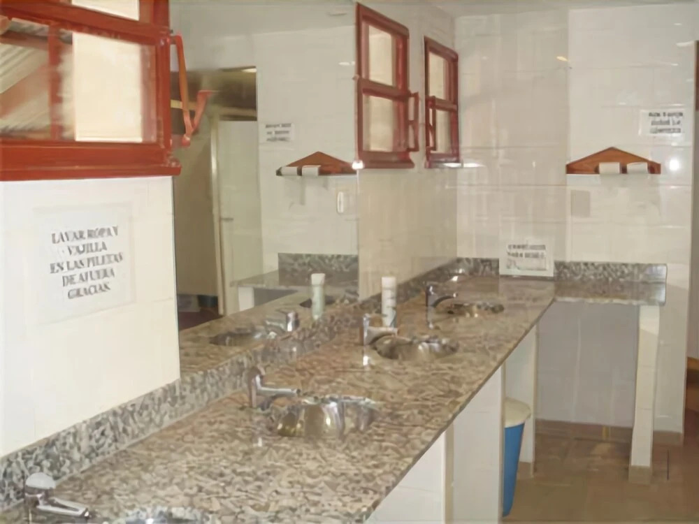 Camping y Hostal El Ovejero