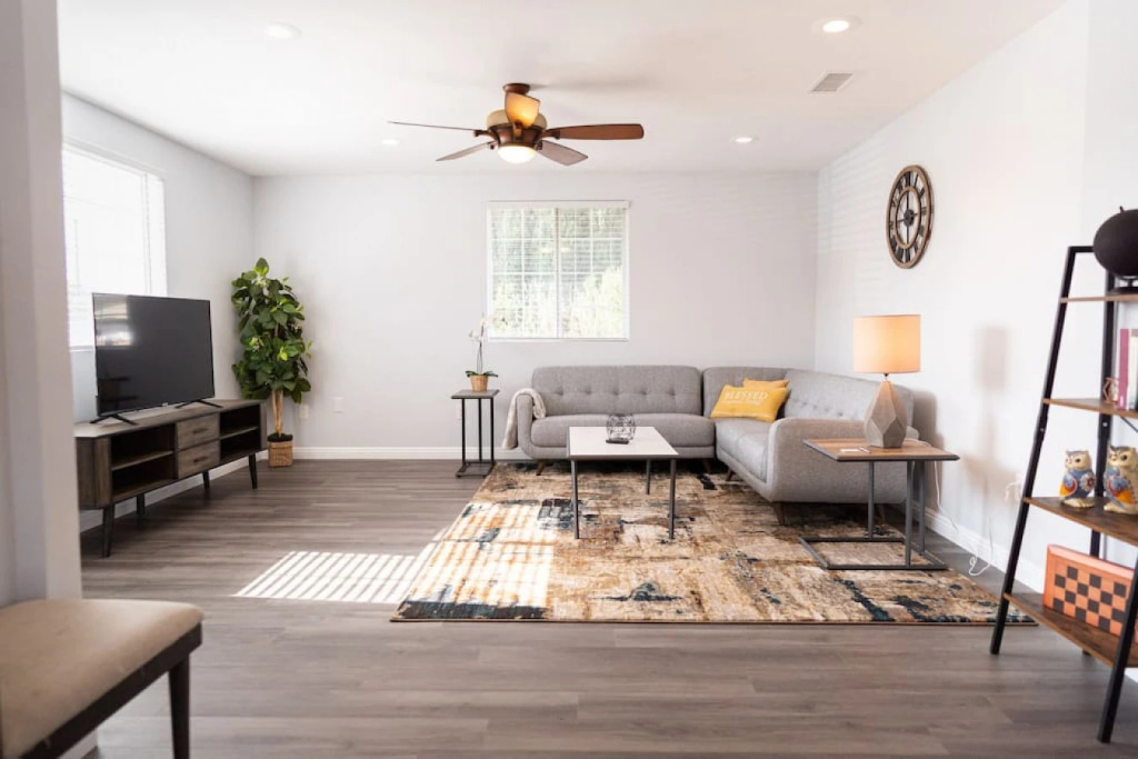 LARGE 4-BEDROOM HOUSE WITH AIR HOCKEY TABLE CLOSE TO DISNEYLAND IN ORANGE COUNTY  (p41)