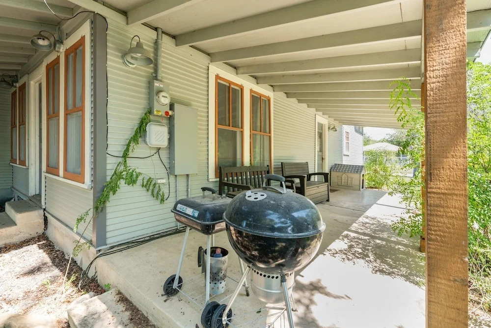 Bright & Fun 3br Cozy Nook 3 Bedroom Home by RedAwning