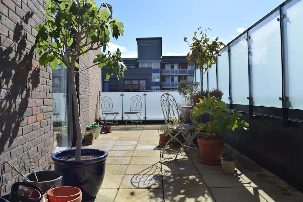 1 Bedroom Apartment With Balcony Near Regent's Canal
