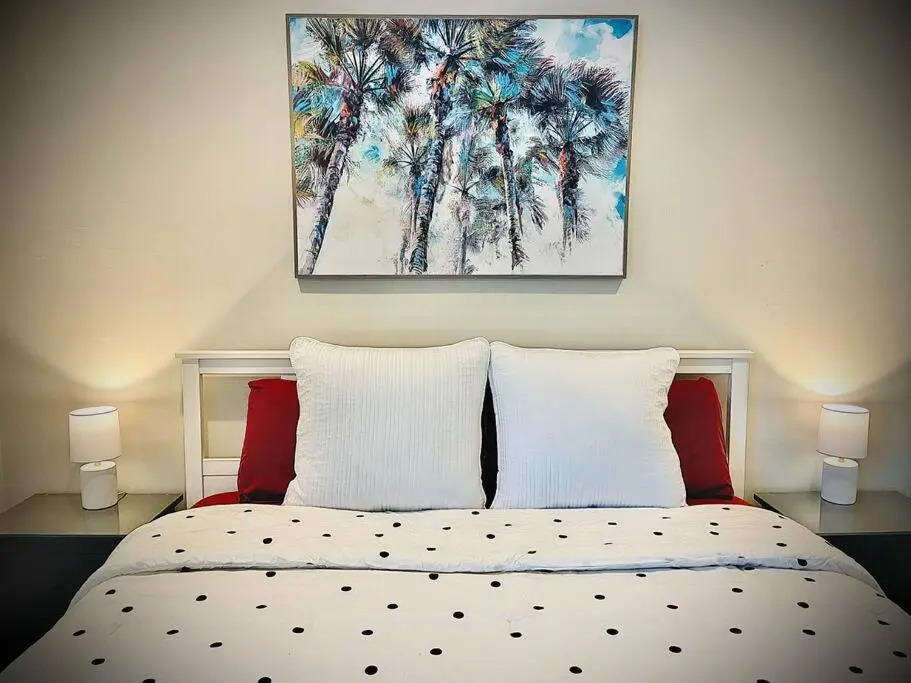 Secret Serenity! Roomy! Pool! 5 min from Beach!