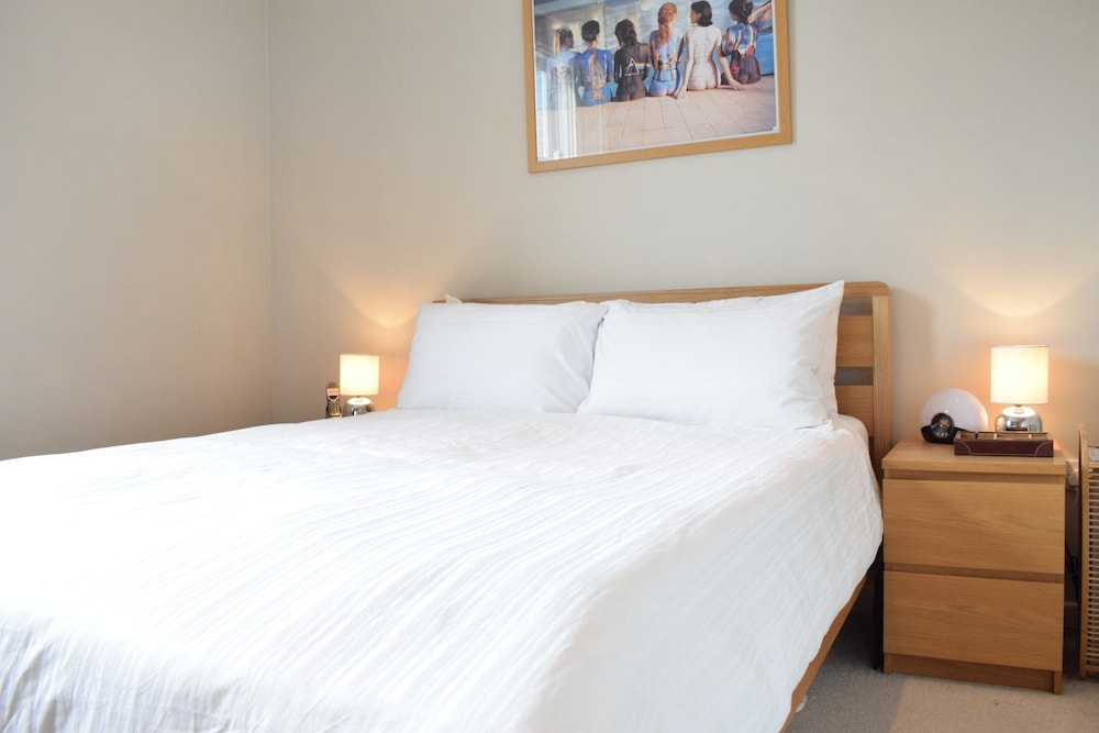 Modern 2 Bedroom Maisonette