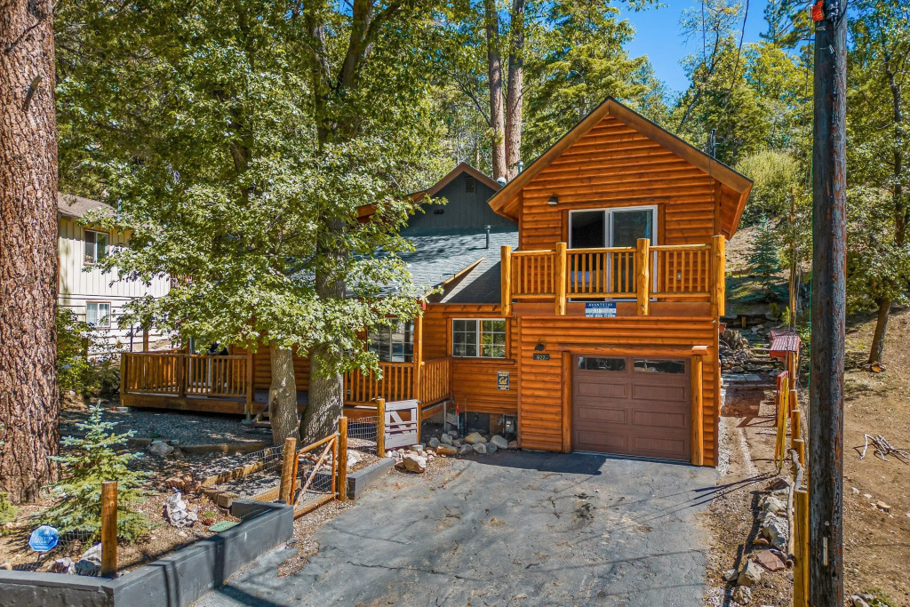 10 Mins to the Lake, Hot Tub & Game Room, Modern Cabin Bearpaw by Avantstay