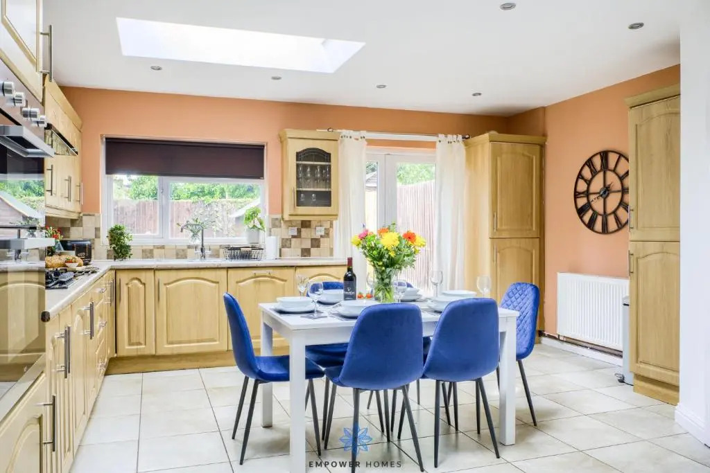 Coventry Large Stylish 4 Bedroom House, Sleeps 8, Private Parking, by EMPOWER HOMES rates incl VAT