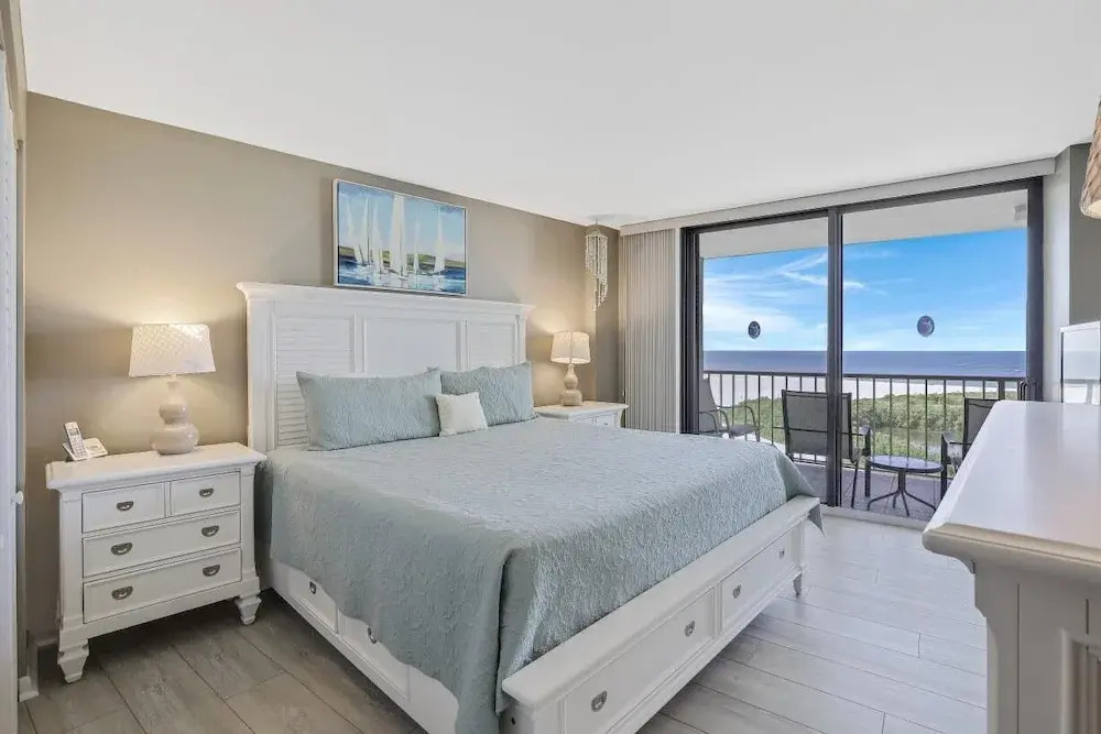 Beachfront Condo With Pool and Balcony Facing Beach