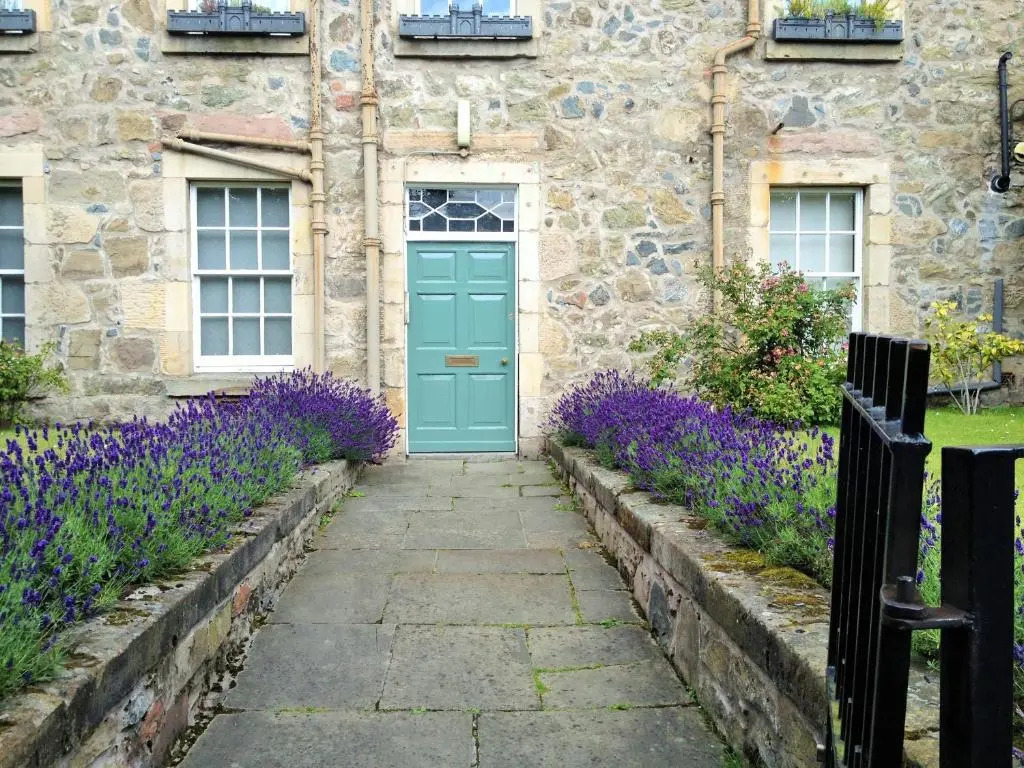 F2 Charming City Centre Apartment full of Character