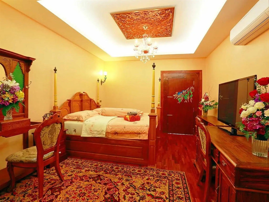 At Chiang Mai Hotel