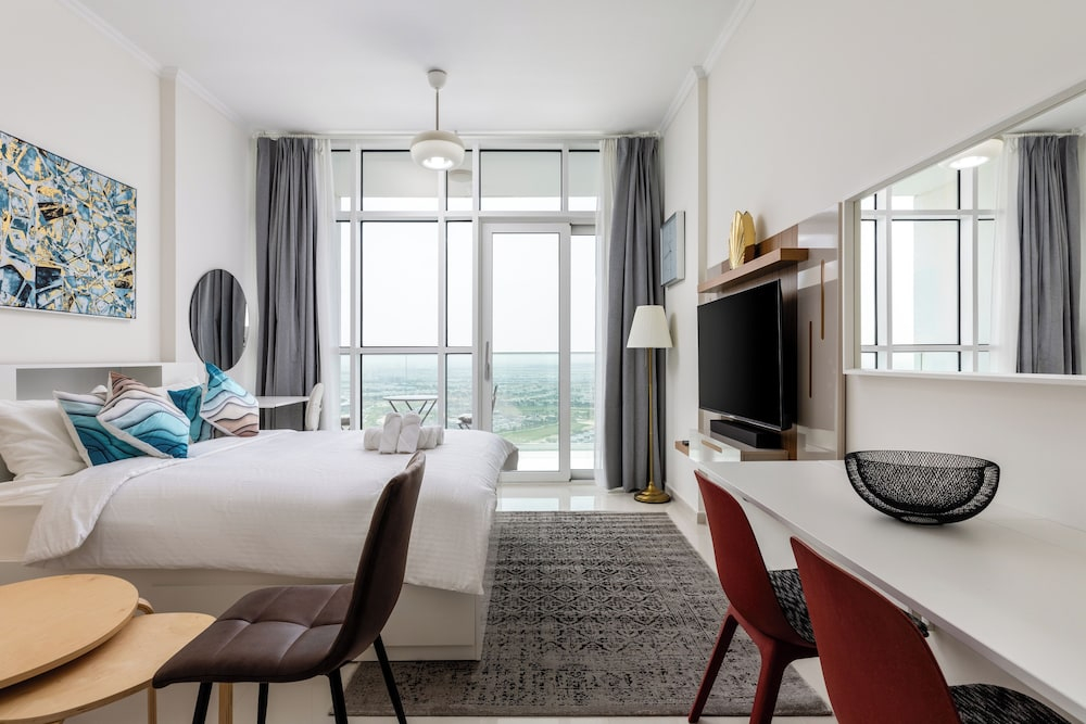 Waves - Elegant 28th Floor Studio in Carson A, Damac Hills