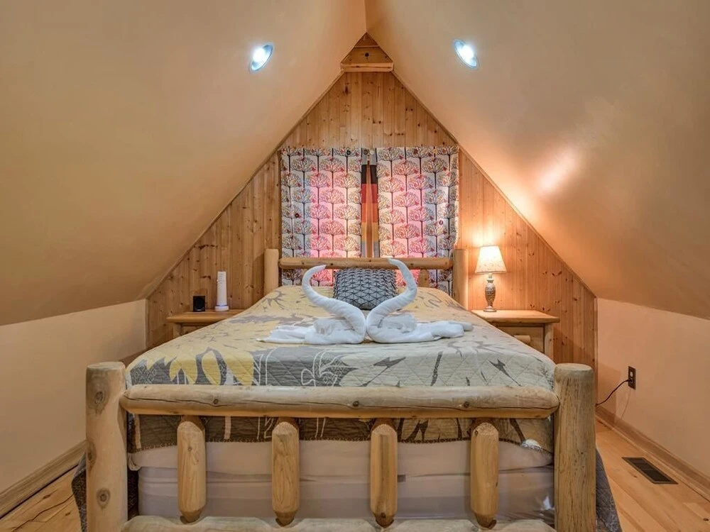 Bear Ridge 3 Bedroom Home with Hot Tub