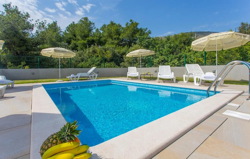 Awesome Home in Seget Donji with Outdoor Swimming Pool, Hot Tub & 4 Bedrooms