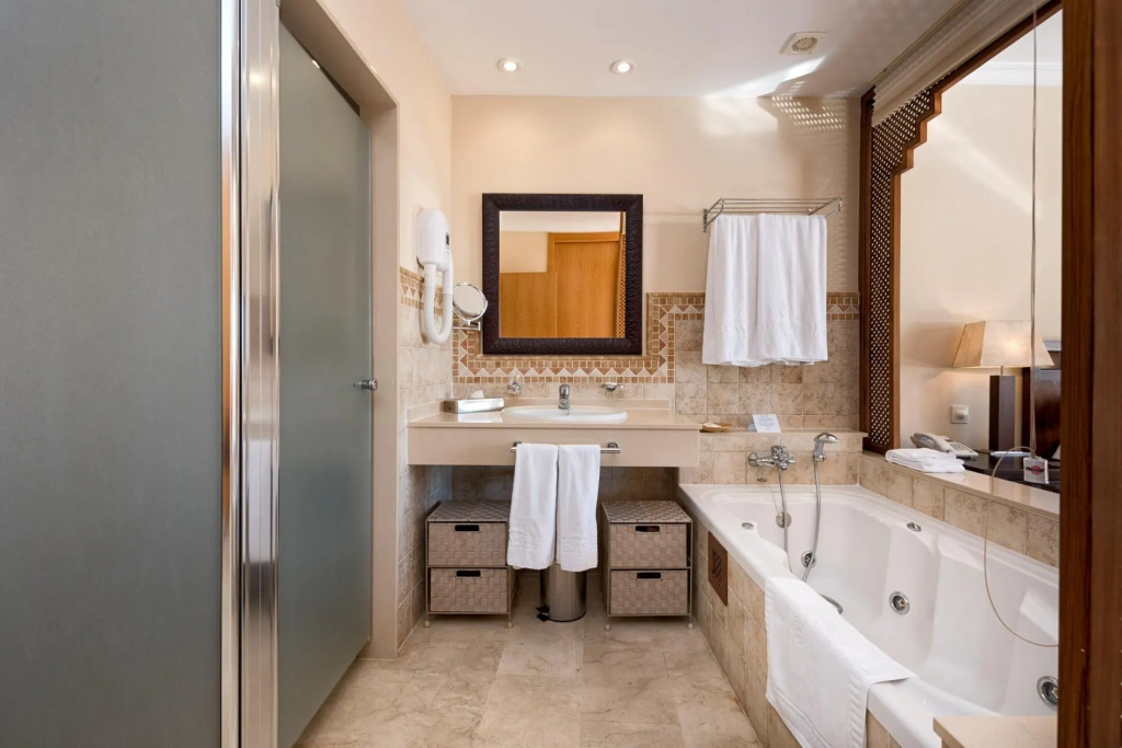 Malibu 6 -lux. 2BR Sea View Condo in Club la Costa